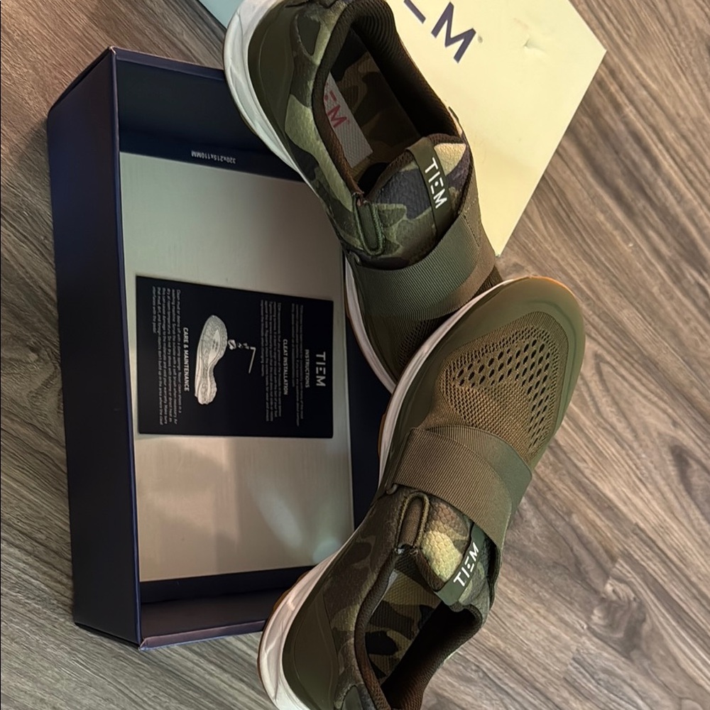 Green Athletic Shoes with Mesh Upper and Cushioned Sole